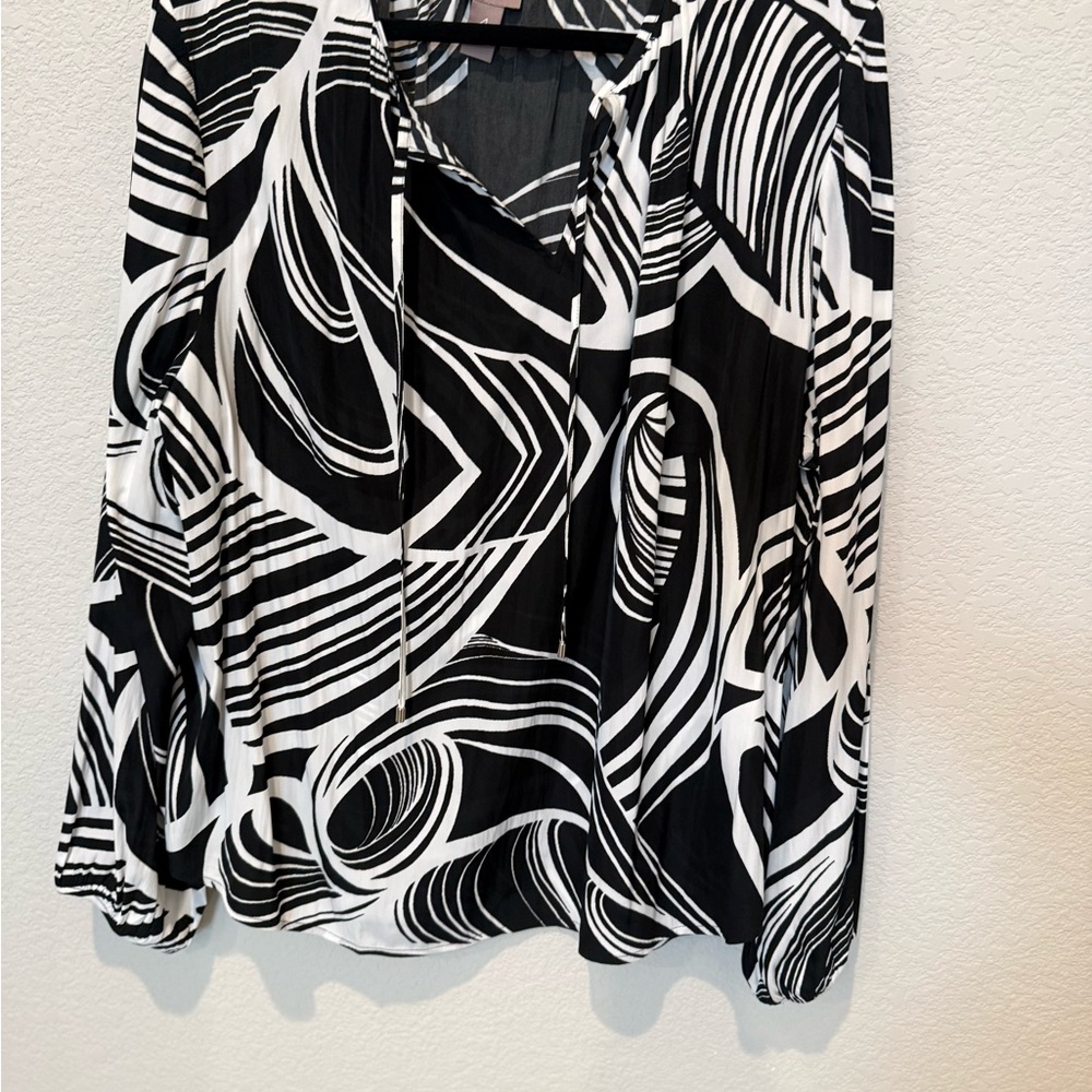 Chicos Black and White Abstract Women's Top